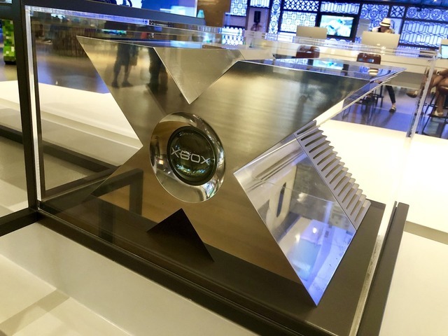 激レア！初代XboxプロトタイプがMicrosoftビジターセンターで展示ー白銀に輝く「X」の文字